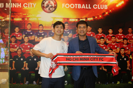 Công Phượng ra mắt CLB TP.HCM: Về Việt Nam đá bóng vui hơn